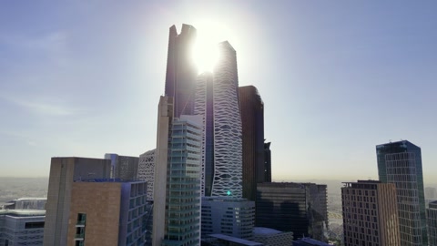 منظر طائرة بدون طيار لـ KAFD في ضباب الصباح من بعيد