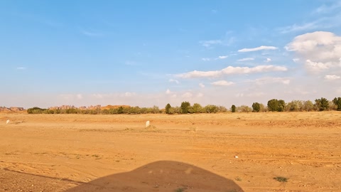 القيادة على الطريق الرئيسي - المنظر من السيارة - في العلا، تشرق الشمس الساطعة على...