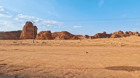 القيادة على الطريق الرئيسي - المنظر من السيارة - في العلا، تشرق الشمس الساطعة على...