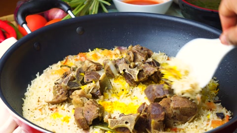 أرز المندي العربي المطبوخ في المقلاة