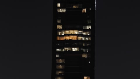 ناطحة سحاب مضاءة ليلاً في المدينة