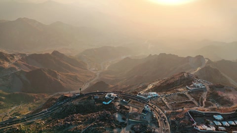 فيديو 4K من طائرة بدون طيار في الطائف، منظر جوي لجبل الهدا في مدينة الطائف، منظر علوي
