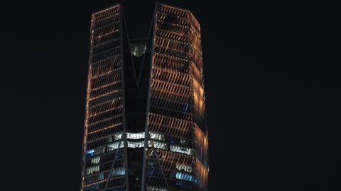 ناطحة سحاب مضاءة ليلاً في المدينة