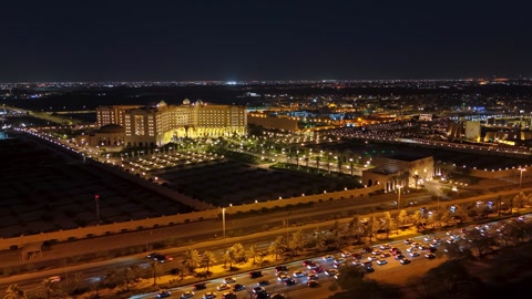 لقطة جوية من طائرة بدون طيار لقصر جميل في الليل