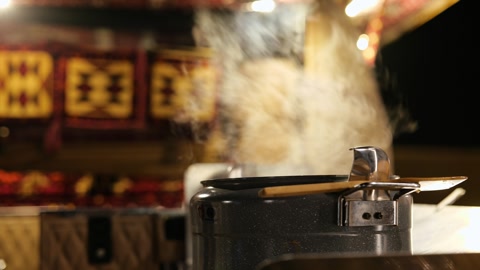 تجهيز مطبخ مخيم صحراوي في المملكة العربية السعودية