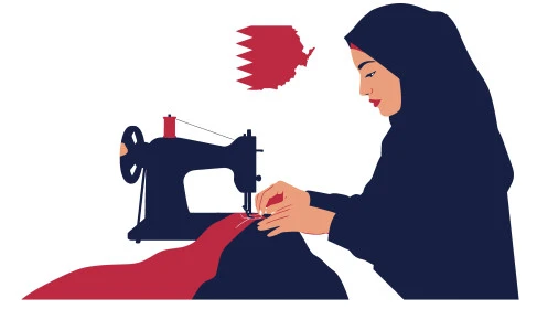 مهن و حرف يدوية شعبية، استعمال أدوات ومعدات الحياكة، تفصيل الملابس النسائية، صورة مقربة لامراة عربية خليجية قطرية تستخدم ماكينة خياطة،  اختيار أجود أنواع الأقمشة لصناعة الأثواب، خلفية بيضاء، فيكتور اليستريتور