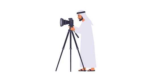 احتراف فن التصوير الفوتوغرافي باستخدام آلة تصوير عالية الدقة، مفهوم الرجولة والثقة بالنفس, رجل عربي خليجي إماراتي يرتدي الكندورة والغترة يحمل بيده الكاميرا، الأناقة والاهتمام بالمظهر الخارجي، خلفية بيضاء ، فيكتور اليستريتور