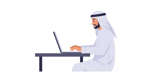 العمل عن بعد، استخدام جهاز تقني حديث ومتطور، مفهوم الرجولة والثقة بالنفس, رجل عربي خليجي إماراتي يرتدي الكندورة والغترة يستخدم الحاسب المحمول، الأناقة والاهتمام بالمظهر الخارجي، خلفية بيضاء، فيكتور اليستريتور