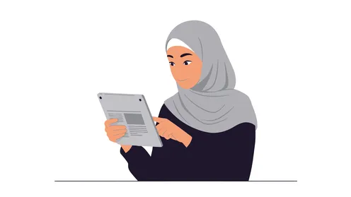 ادارة الأعمال والمهام المطلوبة، العمل عن بعد، استخدام جهاز تقني حديث ومتطور، امرأة عربية خليجية سعودية محجبة تحمل بيدها الجهاز اللوحي، خلفية بيضاء، فيكتور اليستريتور