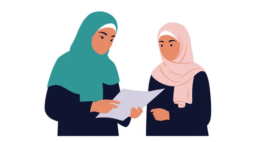 التفاهم والتعاون لتحقيق أهداف الشركة، بيئة العمل المريحة في الشركات، الحوار و النقاش بين الزملاء، تبادل الخبرات والمعلومات لتحقيق الاهداف, موظفتان عربيتان خليجيتان سعوديتام تقفان داخل مقر الشركة، خلفية بيضاء، فيكتور اليستريتور