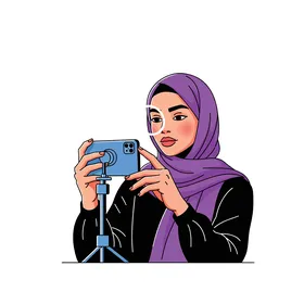 توثيق اللحظات السعيدة، رسم كرتوني لامرأة عربية خليجية سعودية مبتسمة ترتدي عباءة تلتقط صورة سيلفي تذكارية باستخدام الهاتف المحمول، ملامح النعومة والأنوثة، خلفية بيضاء، فيكتور اليستريتور