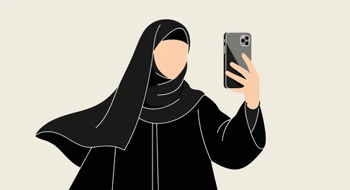 توثيق اللحظات السعيدة، رسم كرتوني لامرأة عربية خليجية سعودية مبتسمة ترتدي عباءة تلتقط صورة سيلفي تذكارية باستخدام الهاتف المحمول، ملامح النعومة والأنوثة، خلفية بيضاء، فيكتور اليستريتور