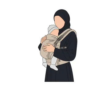 امرأة عربية خليجية تحمل طفلها الرضيع بحنان في حاملة أطفال قماشية، مشهد يعبر عن الأمومة، الحنان، والرعاية في تفاصيل الحياة اليومية، خلفية بيضاء ناعمة