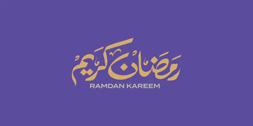 رمضان كريم، مخطوطة باللغة العربية باللون الابيض، البهجة بقدوم شهر الخير، بطاقة تهنئة بالمناسبات الإسلامية، فنون الخط العربي الأصيل، خلفية بنفسجي، فيكتور اليستريتور