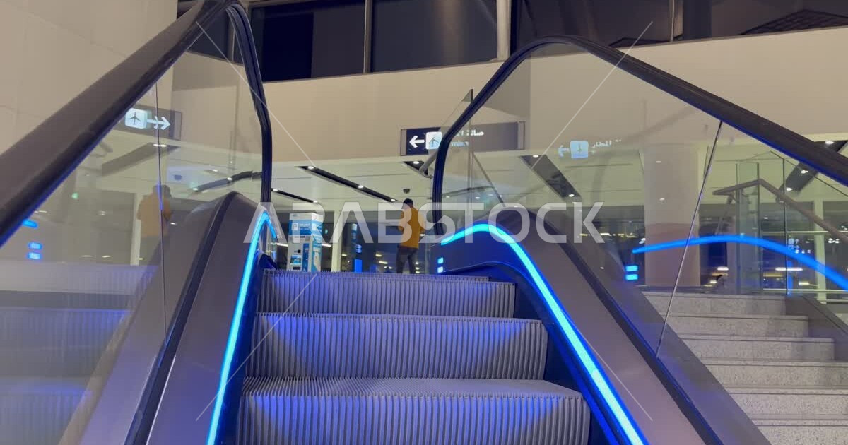 Ease of use of escalators in airports and public facilities, escalators ...