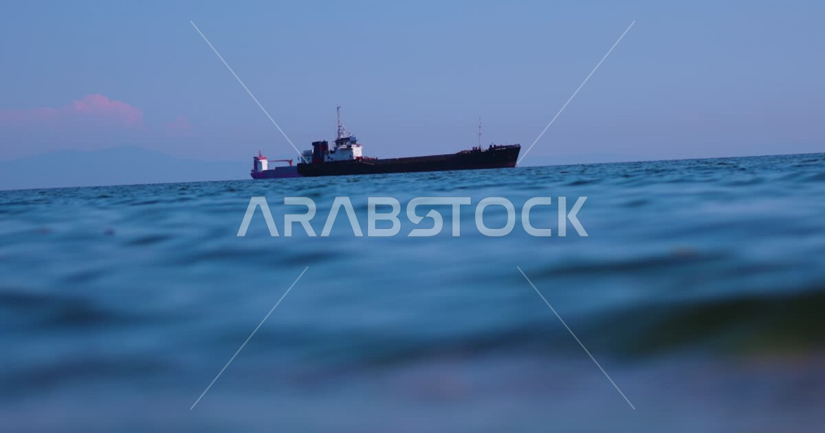 السفن والبواخر التجارية العملاقة، تصوير مقرب لامواج البحر الهادئة، خطوط ...
