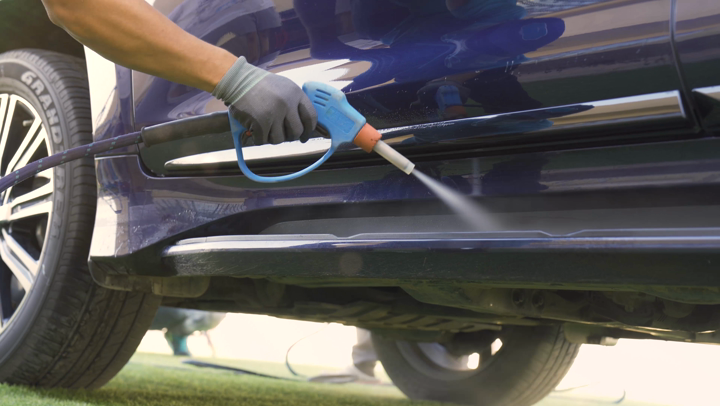 One of the knowledgeable people works for a moving car wash and polishing company in Saudi Arabia, using techniques to clean, maintain and polish cars, use highly effective preparations, and exterior polish cars.