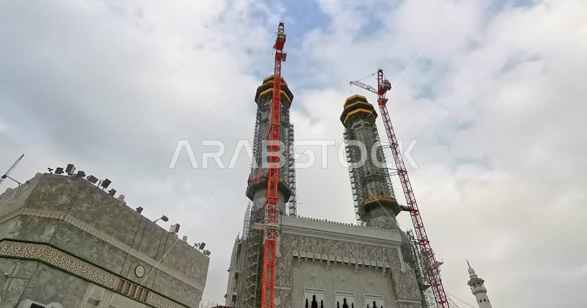 Filming from the bottom for the two lanes of the door of King Abdulaziz