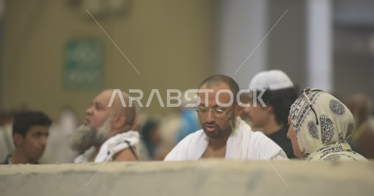 تصوير مقرب لحجاج بيت الله الحرام يقومون برجم الشيطان على أحد أعمدة ...