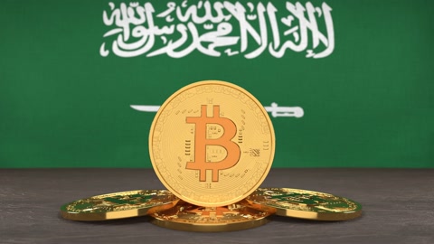 عملة البيتكوين الرقمية على خلفية علم المملكة العربية السعودية