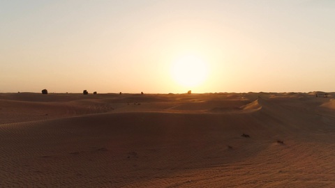 فيديو عالي الجودة من طائرة بدون طيار لصحراء دبي. ألوان ذهبية دافئة. مثالي