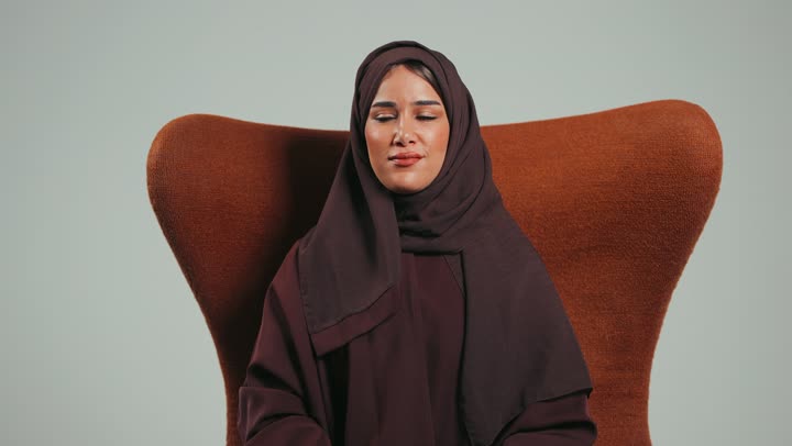 تقديم الأفكار ومناقشتها، تبادل الحوارات والتواصل الفعال، بورتريه لامراه سعوديه ترتدي العباءه تجلس علي كرسي، سيده عربيه خليجيه اماراتيه تحمل بيدها مكبر الصوت يقوم بإلقاء الخطابات، إجراء المقابلات وطرح الأسئلة، خلفية رمادية