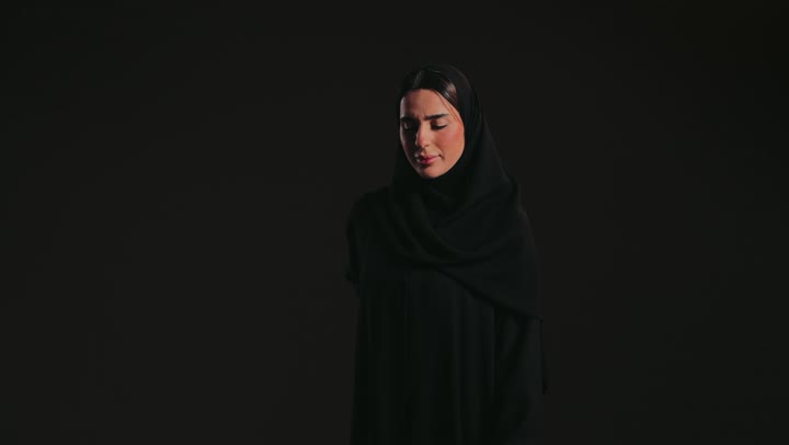 الإحساس بالمغص و التعب والإرهاق، عسر الهضم والشعور بحرقة في المعدة، ، تصوير مقرب لإمرأة عربية اماراتيه خليجية ترتدي العباءة والحجاب تمسك بطنها بإيماءات الشعور بالألم، الحاجة لوضع خطة علاجية .