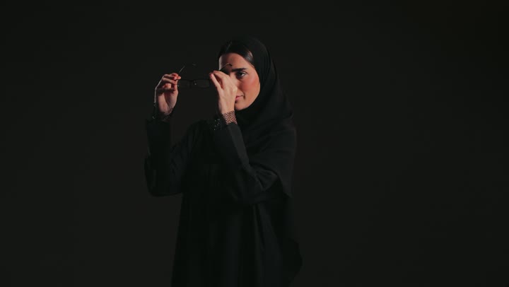 تسوق وشراء أحدث منتجات النظارات العصرية الحديثة, تصوير مقرب لشابة عربية اماراتيه خليجية تقوم بتجربة نظارة شمسية جديدة, متابعة آخر صيحات الموضة والجمال, الاحتراف في عرض الأزياء النسائية, ملابس واكسسوارات فاخرة