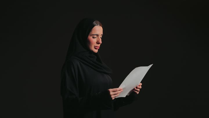 Displaying advertisements and marketing offers, using explanatory panels and educational tools, a white square mockup, depicting a smiling Emirati Gulf Arab woman wearing a black abaya and hijab, holding a blank white square sheet of paper in her hands, looking at the camera.