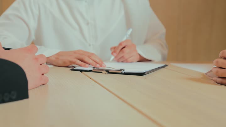 توقيع اتفاقية وصفقة عمل جديدة، ورش عمل وتدريب، تبادل الخبرات والمعلومات لتحقيق الأهداف، تطوير الأعمال وحل المشكلات، اجراء اجتماع لفريق عربي خليجي اماراتي داخل مقر الشركة لدراسة وتحليل المشاريع، الوحدة والعمل الجماعي، مهنة ووظيفة إماراتية مكتبية