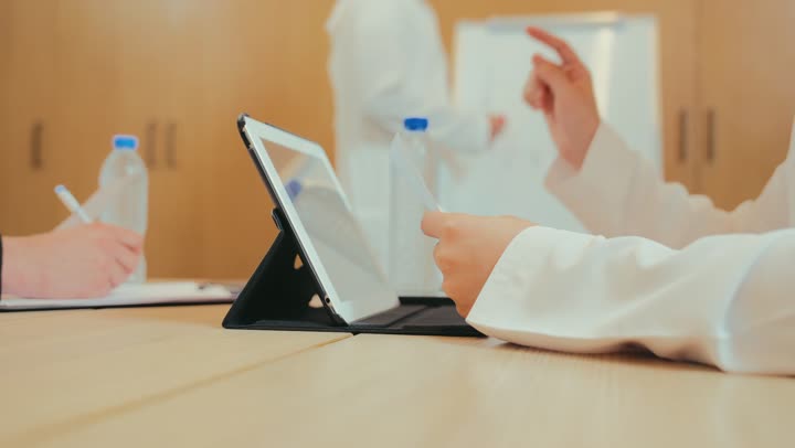 تعلم اساليب العمل والتطوير المهني، تحليل البيانات الاحصائية، دمج العمل مع التقنية الحديقة، مفهوم الإدارة المتعاونة، وضع الخطط الاستراتيجية لتحقيق الأهداف، استخدام السبورة لتوضيح الأفكار، مجموعة من الموظفين العرب الخليجيين الاماراتيين يعقدون اجتماع داخل مقر الشركة