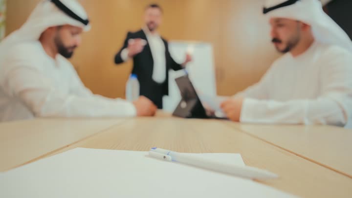 وضع الخطط الاستراتيجية لتحقيق الأهداف، تعلم اساليب العمل والتطوير المهني، تحليل البيانات الاحصائية، دمج العمل مع التقنية الحديقة، مفهوم الإدارة المتعاونة، استخدام السبورة لتوضيح الأفكار، مجموعة من الموظفين العرب الخليجيين الاماراتيين يعقدون اجتماع داخل مقر الشركة