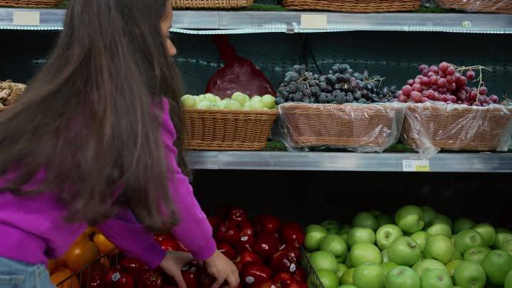 الاختيار الامثل لثمره التفاح، طفله عربية خليجيه اماراتيه تقتني التفاح الاحمربرفقة والدتها في السوبرماركت، سيده سعوديه ترتدي عباءه رماديه تقوم بالتبضع والشراء، قضاء وقت ممتع في التسوق، السلع والمواد الغذائية ، شراء الاحتياجات المنزلية، منتج محلي وطني