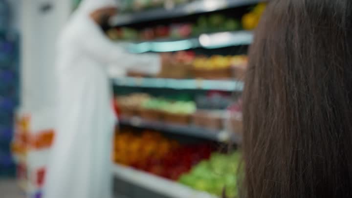 الجمعة البيضاء في متاجر الامارات, متعة التبضع وشراء السلع المختلفة من السوبرماركت، أب عربي خليجي سعودي يرتدي الكندوره والغتره البيضاء يقف برفقة ابنته أمام قسم الفاكهه في احد المتاجر الاماراتيه، عربة التسوق، شراء الاحتياجات المنزليه ومستلزمات المستهلك