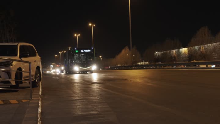 الطرق والشوارع في مدينة الرياض بالمملكة العربية السعودية، حركة المرور، الكباري والسيارات، شوارع الرياض، تصوير بالحركه البطيئه لحركة سير السيارات في الشارع ، طريق مرور السيارات في الشوارع العامه ، السياحة في السعودية
