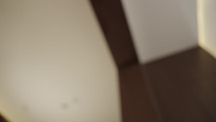 حجز غرفة فندقيه عند مكتب الاستقبال  ، تأكيد الحجز ، حاج عربي سعودي يرتدي ملابس الاحرام يجلس في مكتب خدمة الحجاج يتحدث الى امرأه عربيه ترتدي عباءه خليجيه وكمامه سوداء ، خدمة العملاء في الفندق السياحي، استلام بطاقة الغرفه