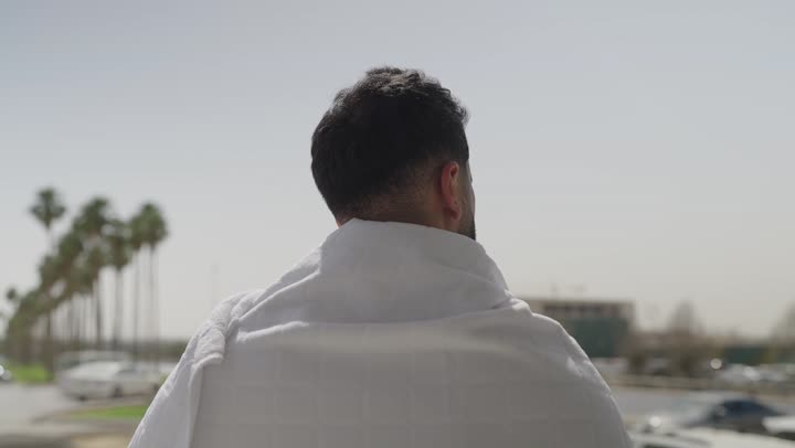 أداء الفرائض الدينية، أداء مناسك الحج والعمره ، أداء العمرة في مكة المكرمة في شهر رمضان المبارك، قدوم الحجاج من داخل السعودية, مفهوم أركان الإسلام  , حاج عربي سعودي يرتدي ملابس الإحرام يمسك بيده السبحه