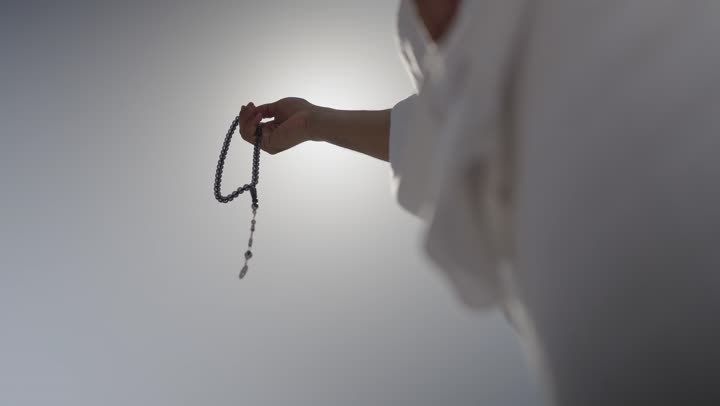 أداء مناسك الحج والعمره ، أداء العمرة في مكة المكرمة في شهر رمضان المبارك، قدوم الحجاج من داخل السعودية, مفهوم أركان الإسلام وأداء الفرائض الدينية، , حاج عربي سعودي يرتدي ملابس الإحرام يمسك بيده السبحه
