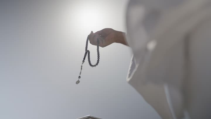 تسابيح واذكار ، أداء العمرة في مكة المكرمة في شهر رمضان المبارك، قدوم الحجاج من داخل السعودية, مفهوم أركان الإسلام وأداء الفرائض الدينية، قدوم الحجاج من داخل السعودية, حاج عربي سعودي يرتدي ملابس الإحرام يمسك بيده السبحه ، أداء مناسك الحج والعمره