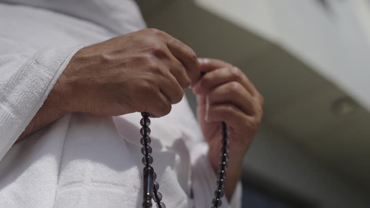 أداء العمرة في مكة المكرمة في شهر رمضان المبارك، قدوم الحجاج من داخل السعودية, مفهوم أركان الإسلام وأداء الفرائض الدينية، قدوم الحجاج من داخل السعودية, حاج عربي سعودي يرتدي ملابس الإحرام يمسك بيده السبحه ، أداء مناسك الحج والعمره