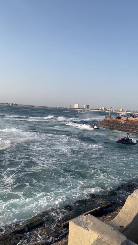 نشاط صيفي ترفيهي على كورنيش أبحر الجنوبية، استخدام الدرجات المائية للتسلية والمتعة، قيادة الجيت سكي في البحر الاحمر في مدينة جدة، اماكن سياحية ساحلية في المملكة العربية السعودية، جذب واستقطاب السياح من كافة انحاء العالم