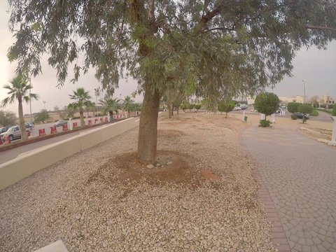 تايم لابس لكراج السيارات امام مركز الملك فهد الثقافي في مدينة الرياض في النهار، الفن الهندسي المعماري على الطراز المتطور والحديث لبناء الأبراج وناطحات السحاب المملكة العربية السعودية، معالم  واماكن ثقافية سياحية مشهورة