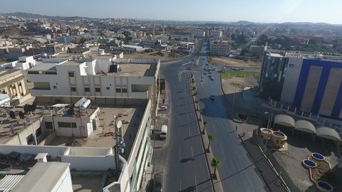 حركة وسائل النقل والمواصلات في المدن السياحية، تصوير درون جوي لطريق مدينة ابها في المملكة العربية السعودية، نمو وتطور البنية التحتية في منطقة عسير، الفن الهندسي المعماري للأبراج والمباني السكنية والتجارية