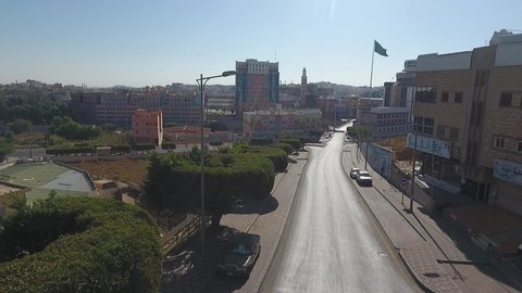 حركة وسائل النقل والمواصلات في المدن السياحية، تصوير درون جوي لطريق مدينة ابها في المملكة العربية السعودية، نمو وتطور البنية التحتية في منطقة عسير، الفن الهندسي المعماري للأبراج والمباني السكنية والتجارية