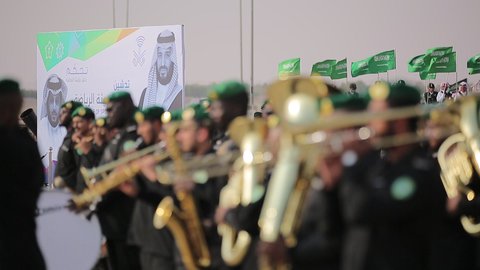 رفع اعلام المملكة العربية السعودية، راية التوحيد والإسلام وشعار الهوية الوطنية، احتفال المواطنون السعوديون في الطريق، مفهوم حب الوطن والانتماء اليه، الاخلاص والولاء للبلاد، الاحتفال بالمناسبات والاعياد الوطنية، ذكرى العيد الوطني 23 سبتمبر، يوم العلم 11 مارس