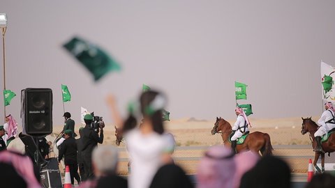 رفع اعلام المملكة العربية السعودية، راية التوحيد والإسلام وشعار الهوية الوطنية، احتفال المواطنون السعوديون في الطريق، مفهوم حب الوطن والانتماء اليه، الاخلاص والولاء للبلاد، الاحتفال بالمناسبات والاعياد الوطنية، ذكرى العيد الوطني 23 سبتمبر، يوم العلم 11 مارس