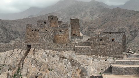 البيوت الطينية القديمة في قرية ذي العين التراثية, نمو النباتات في القمم والمرتفعات الجبلية, جبال منطقة الباحة, معلم سياحي طبيعي مشهور في المملكة العربية السعودية, التكوينات والتشكيلات الصخرية