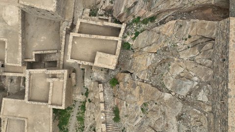 البيوت الطينية القديمة في قرية ذي العين التراثية, نمو النباتات في القمم والمرتفعات الجبلية, جبال منطقة الباحة, معلم سياحي طبيعي مشهور في المملكة العربية السعودية, التكوينات والتشكيلات الصخرية