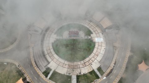 الاشجار والنباتات الخضراء في احدى منتزهات منطقة الباحة، الطبيعة الخضراء في القمم والمرتفعات الجبلية، حركة مرور السيارات في الشوارع والطرق المحيطة بالحديقة، اماكن ومعالم سياحية مشهورة في السعودية