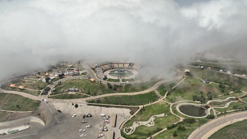 الاشجار والنباتات الخضراء في احدى منتزهات منطقة الباحة، الطبيعة الخضراء في القمم والمرتفعات الجبلية، حركة مرور السيارات في الشوارع والطرق المحيطة بالحديقة، اماكن ومعالم سياحية مشهورة في السعودية